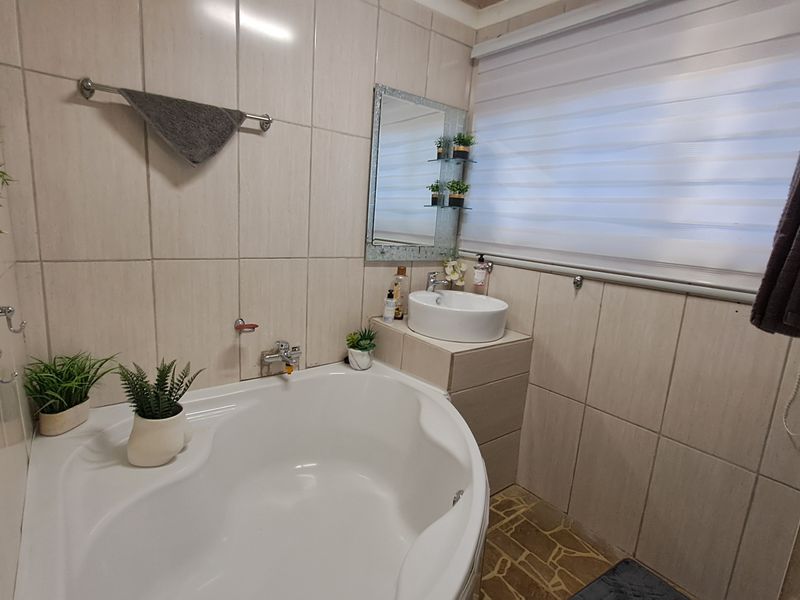 Family home in the heart of town - Photo 5