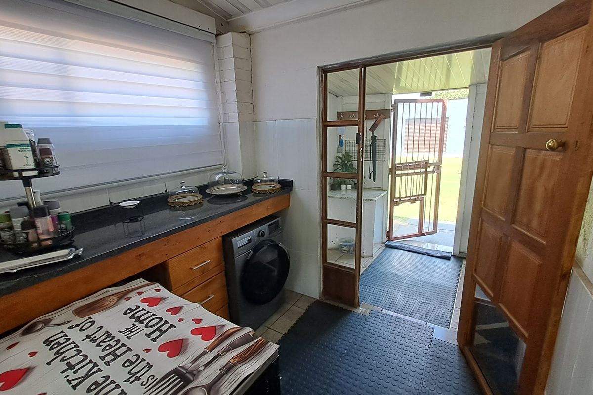 Family home in the heart of town - Photo 3