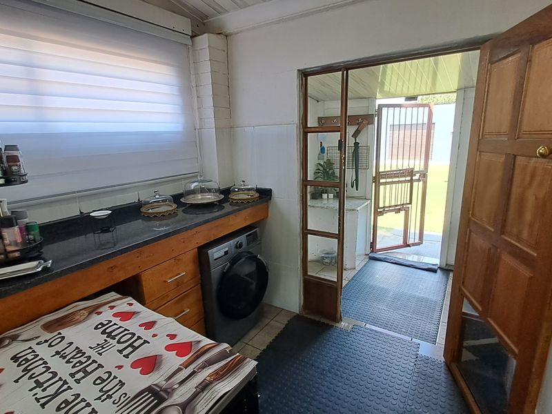 Family home in the heart of town - Photo 3