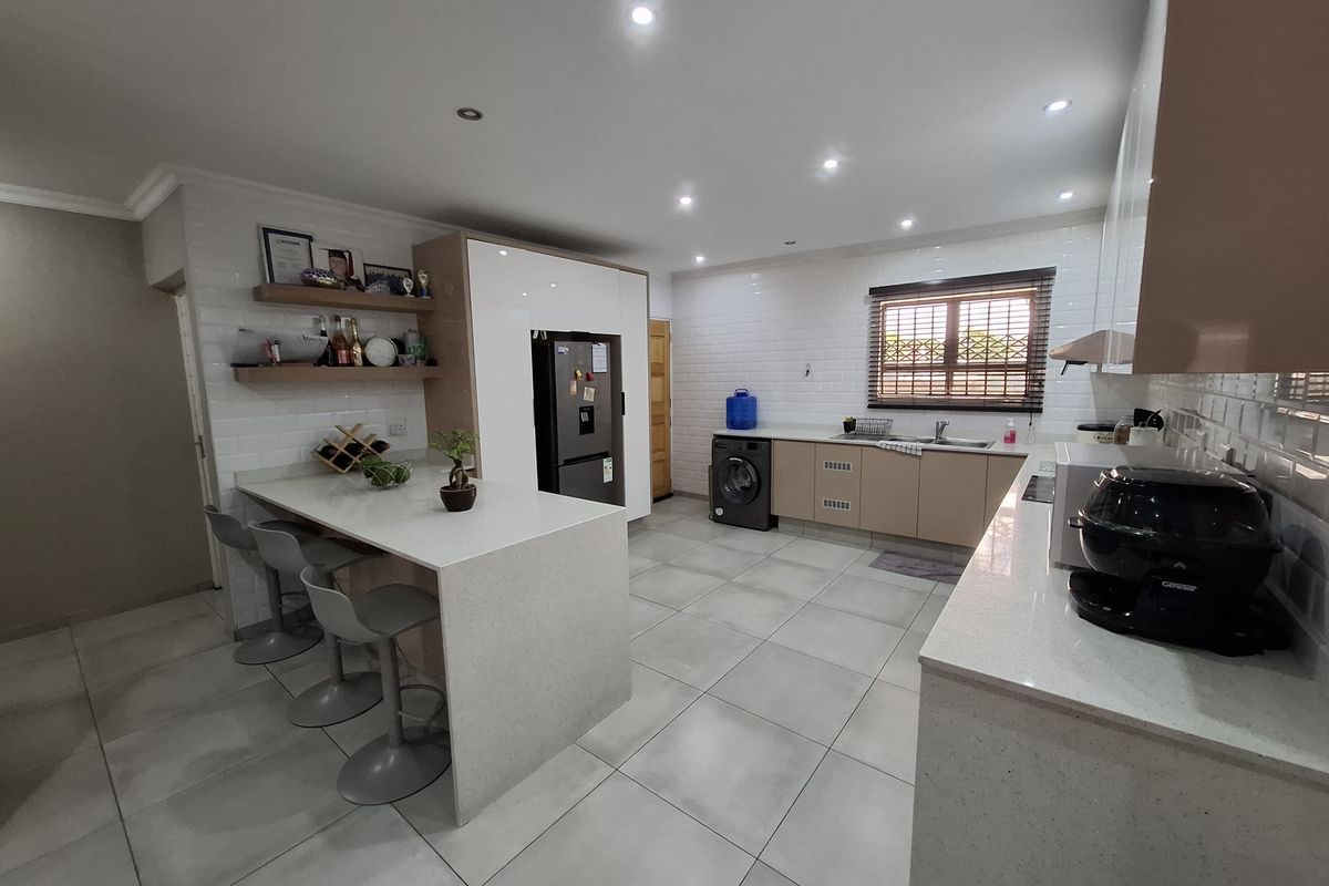 New modern 3‐bedroom duet in Birdswood,stylish comfort ready for you to call home! - Photo 2