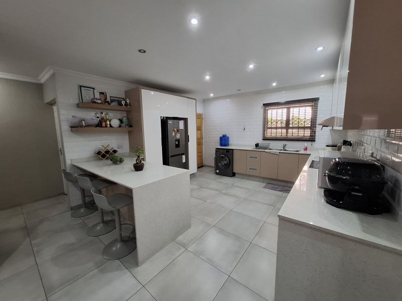 New modern 3‐bedroom duet in Birdswood,stylish comfort ready for you to call home! - Photo 2