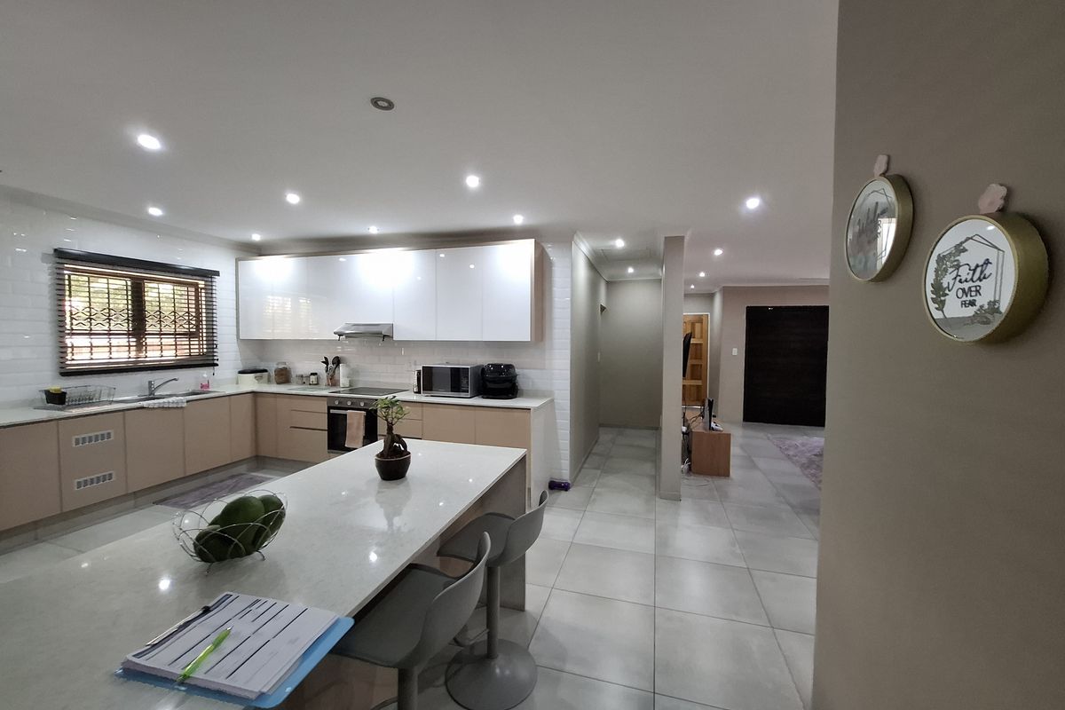 New modern 3‐bedroom duet in Birdswood,stylish comfort ready for you to call home! - Photo 3