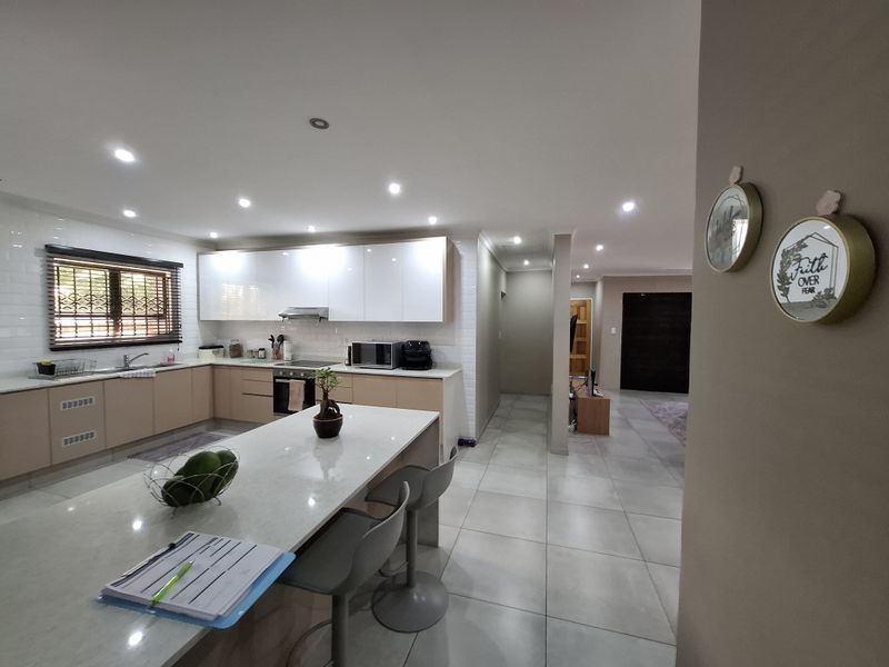 New modern 3‐bedroom duet in Birdswood,stylish comfort ready for you to call home! - Photo 3