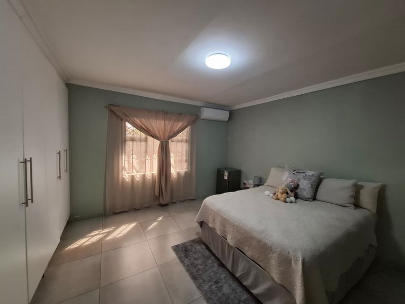 New modern 3‐bedroom duet in Birdswood,stylish comfort ready for you to call home! - Photo 9