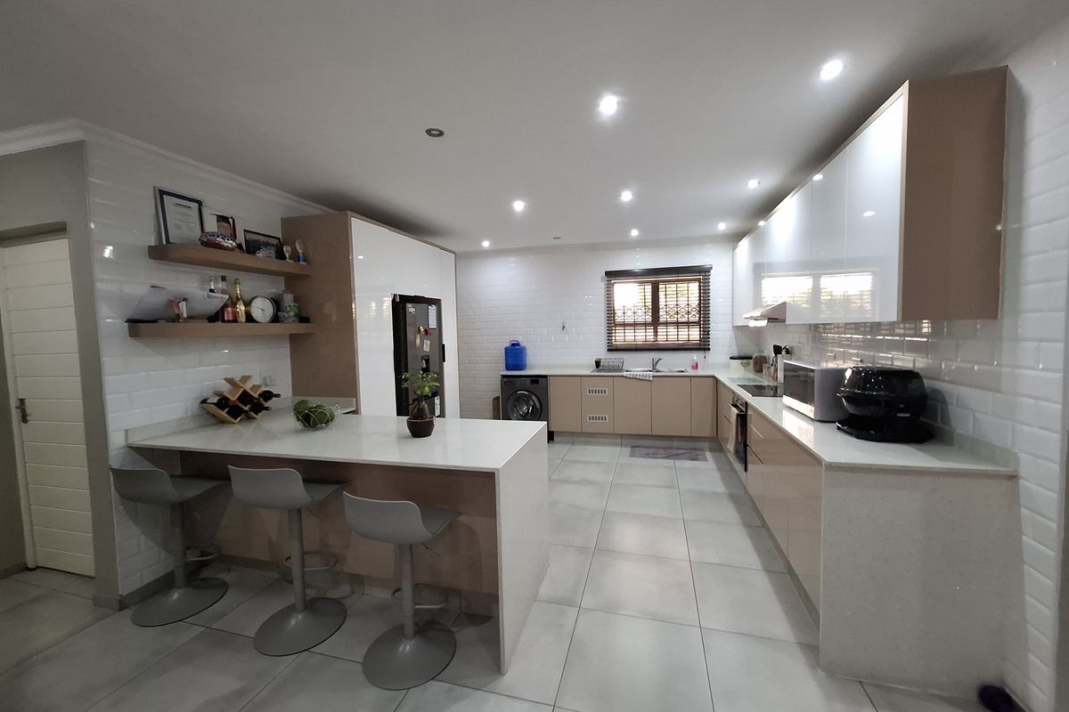 New modern 3‐bedroom duet in Birdswood,stylish comfort ready for you to call home! - Photo 4