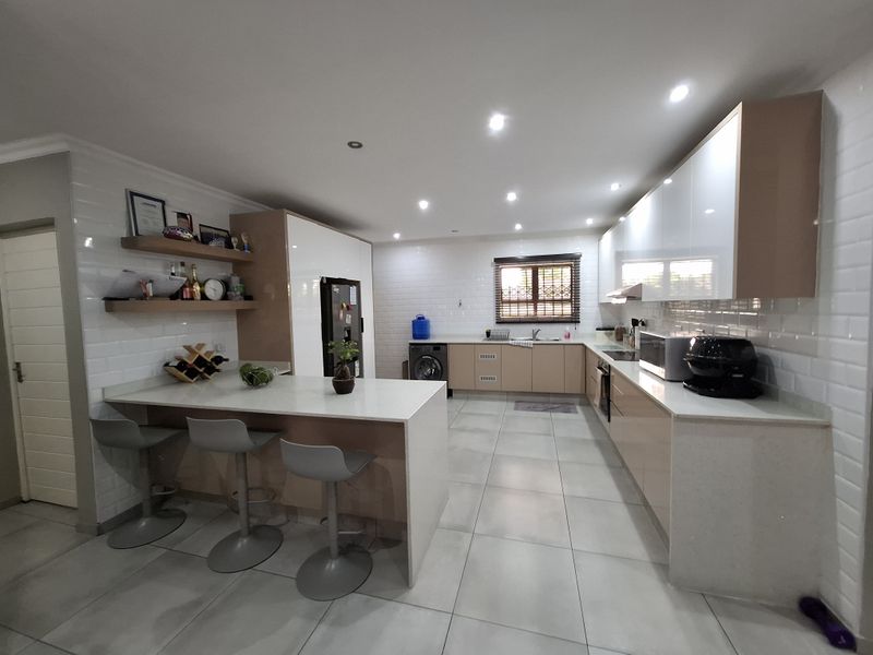 New modern 3‐bedroom duet in Birdswood,stylish comfort ready for you to call home! - Photo 4