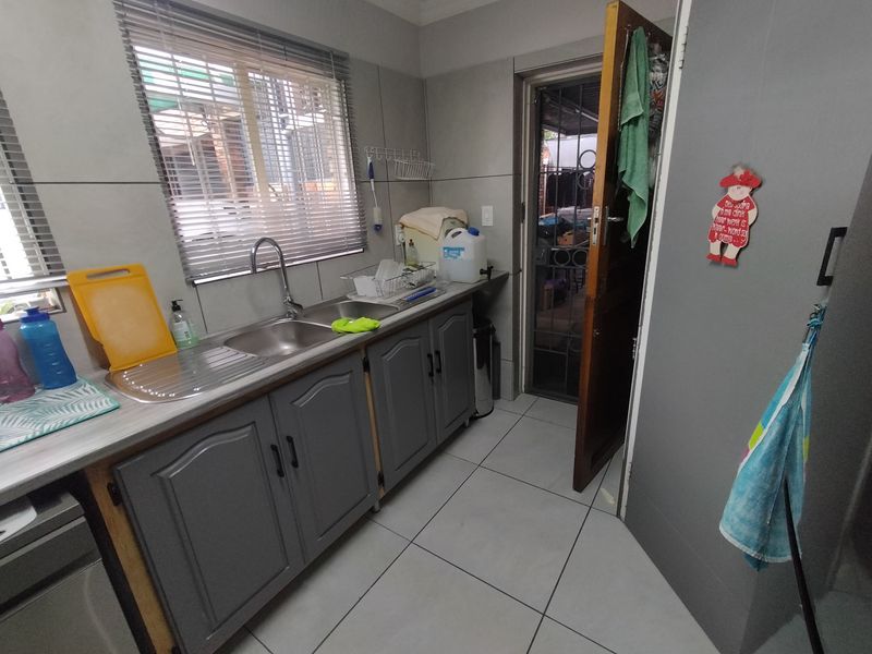 Move-In Ready Facebrick Gem with No Levies in Theresapark - Photo 9