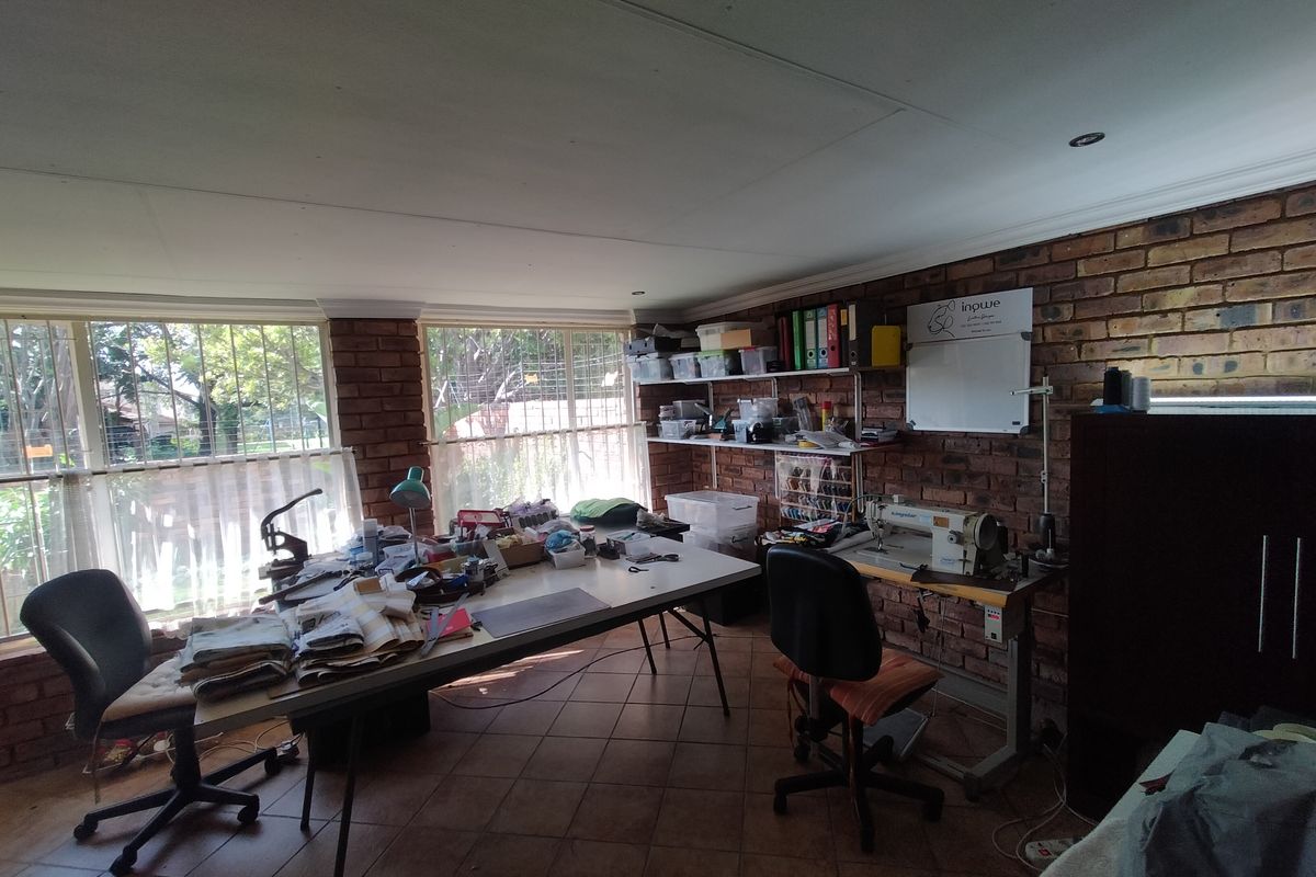 Move-In Ready Facebrick Gem with No Levies in Theresapark - Photo 4