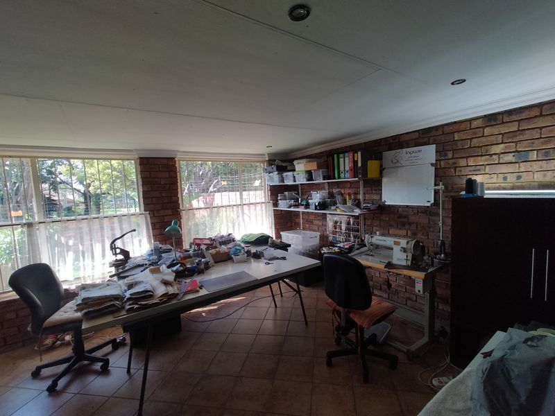 Move-In Ready Facebrick Gem with No Levies in Theresapark - Photo 4