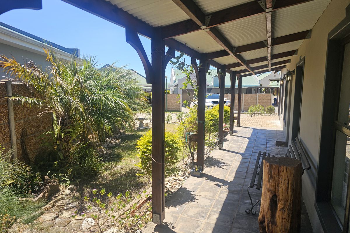 Stunning 2 Bedroom house with 3 bathrooms for sale in Riversdale - Photo 2