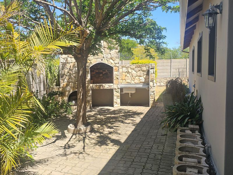 Stunning 2 Bedroom house with 3 bathrooms for sale in Riversdale - Photo 4