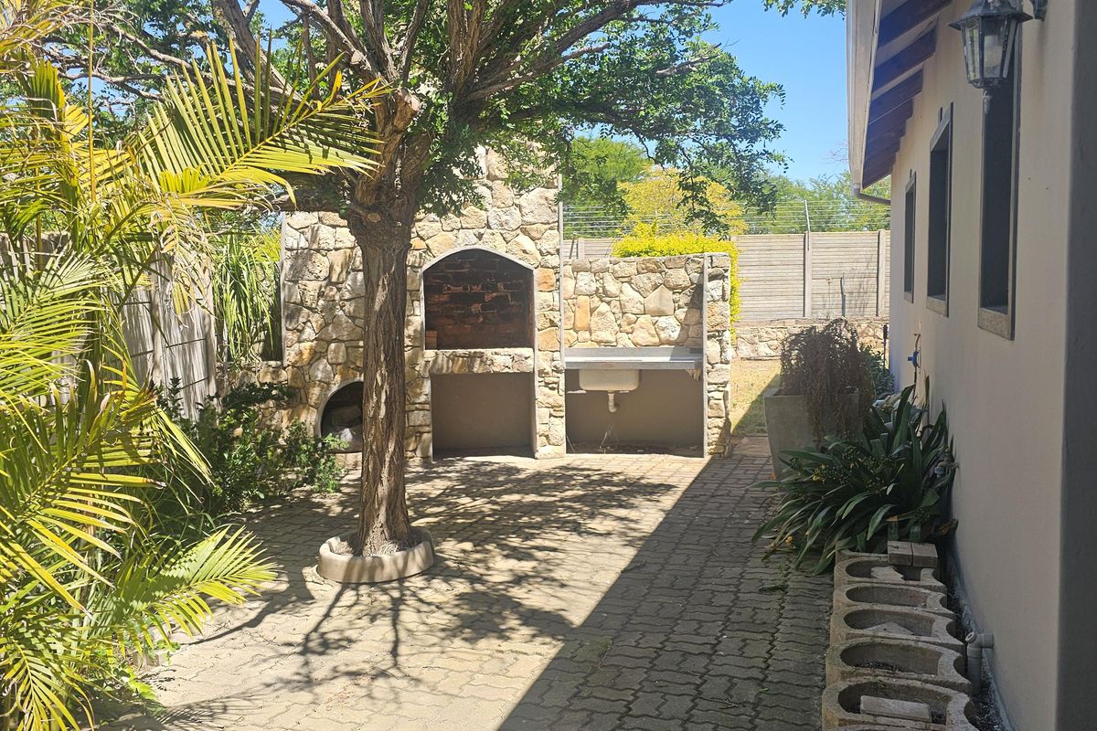 Stunning 2 Bedroom house with 3 bathrooms for sale in Riversdale - Photo 4