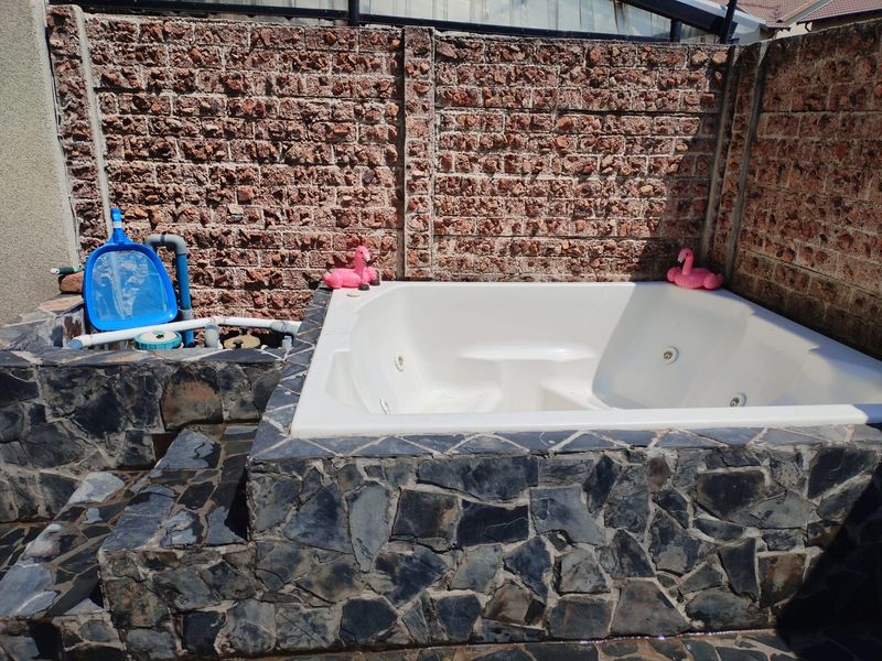 Live Luxury Non-Distressed Auction! Bidding to Start From R550 000 - Parklands Estate - Photo 5