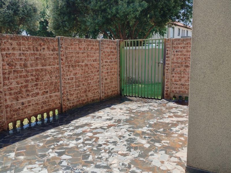 Live Luxury Non-Distressed Auction! Bidding to Start From R550 000 - Parklands Estate - Photo 7