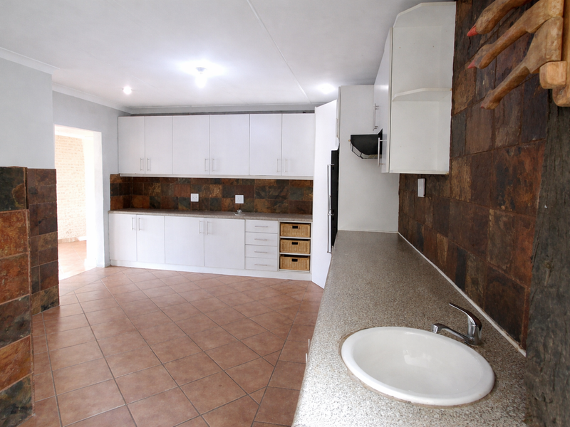 Spacious Family Home or Business Opportunity To Rent in Rensburg, Heidelberg - Photo 4