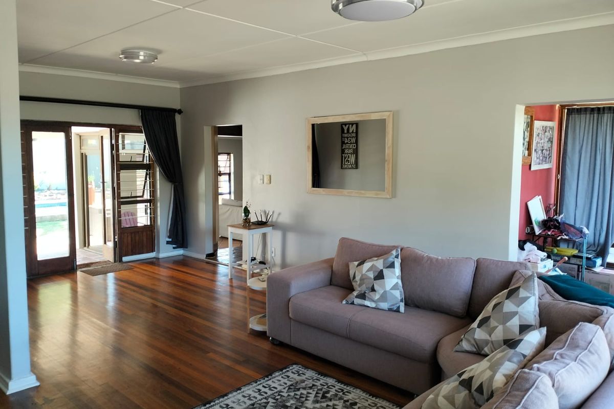 Spacious 4-Bedroom House for rental in Beacon Bay - Photo 4