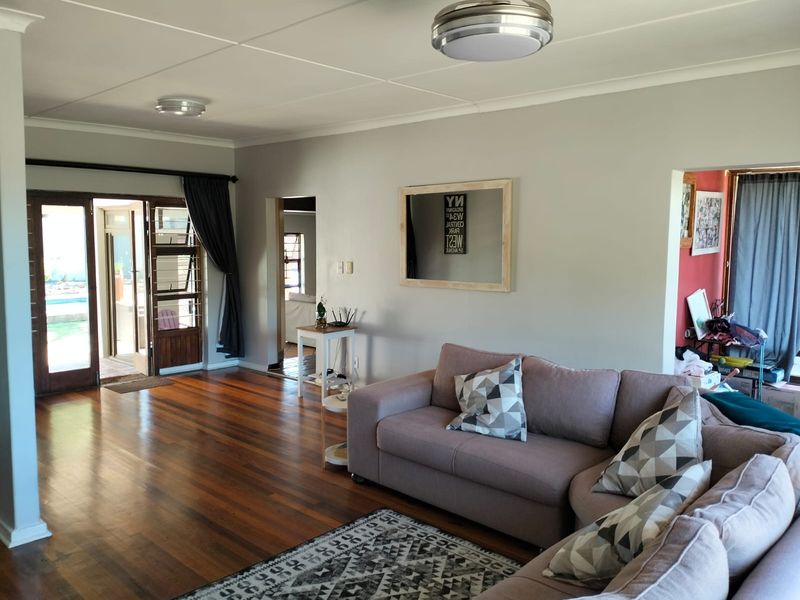Spacious 4-Bedroom House for rental in Beacon Bay - Photo 4