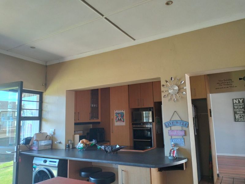 Spacious 4-Bedroom House for rental in Beacon Bay - Photo 7