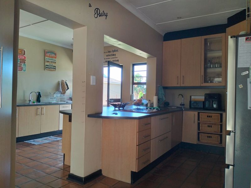 Spacious 4-Bedroom House for rental in Beacon Bay - Photo 6