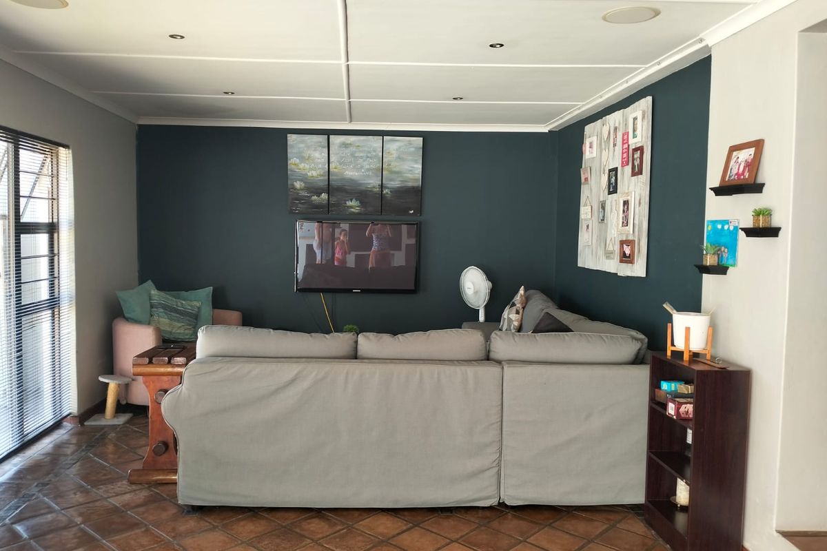 Spacious 4-Bedroom House for rental in Beacon Bay - Photo 5