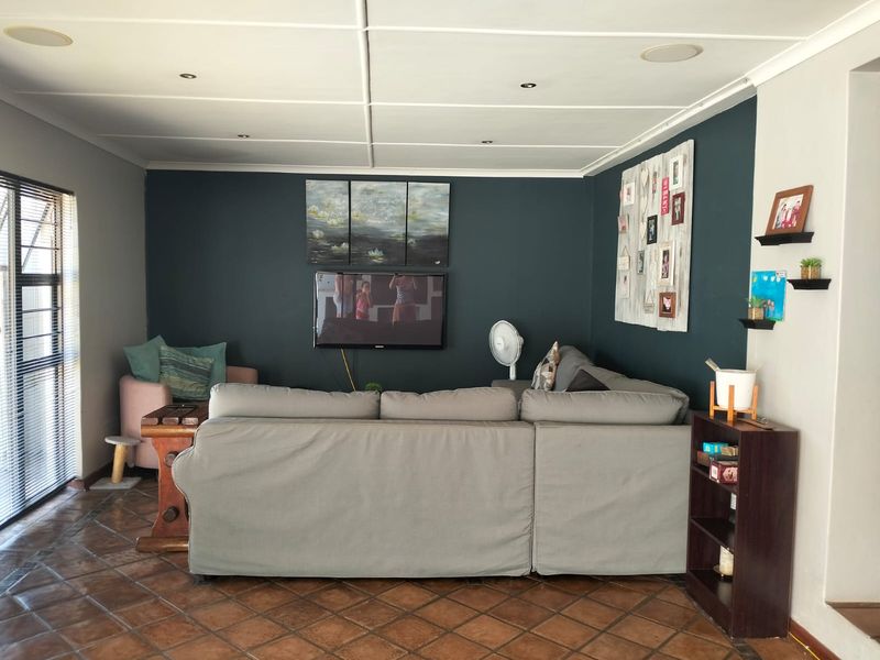 Spacious 4-Bedroom House for rental in Beacon Bay - Photo 5