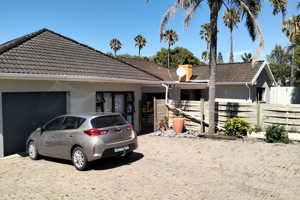 Spacious 4-Bedroom House for rental in Beacon Bay - Photo 2