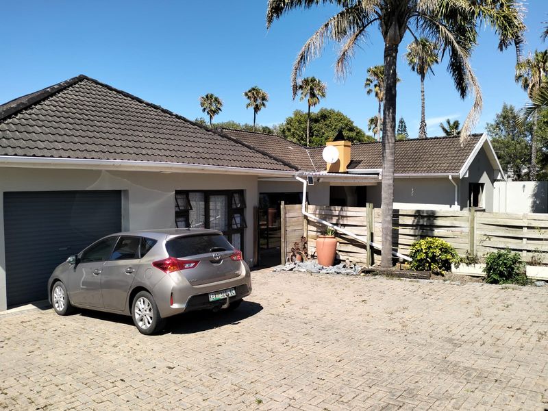 Spacious 4-Bedroom House for rental in Beacon Bay - Photo 2