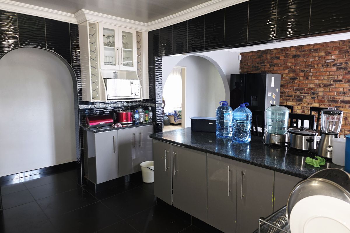 3 Bedroom Home with Flatlet, Lapa & Double Garage - Photo 2