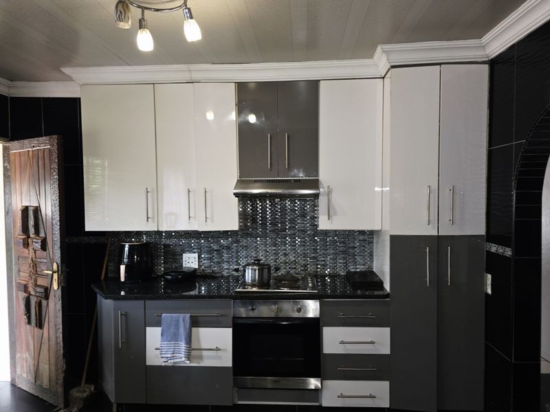 3 Bedroom Home with Flatlet, Lapa & Double Garage - Photo 3