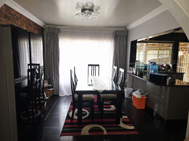 3 Bedroom Home with Flatlet, Lapa & Double Garage - Photo 10
