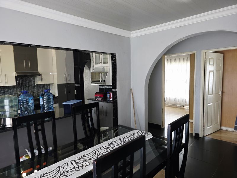 3 Bedroom Home with Flatlet, Lapa & Double Garage - Photo 9