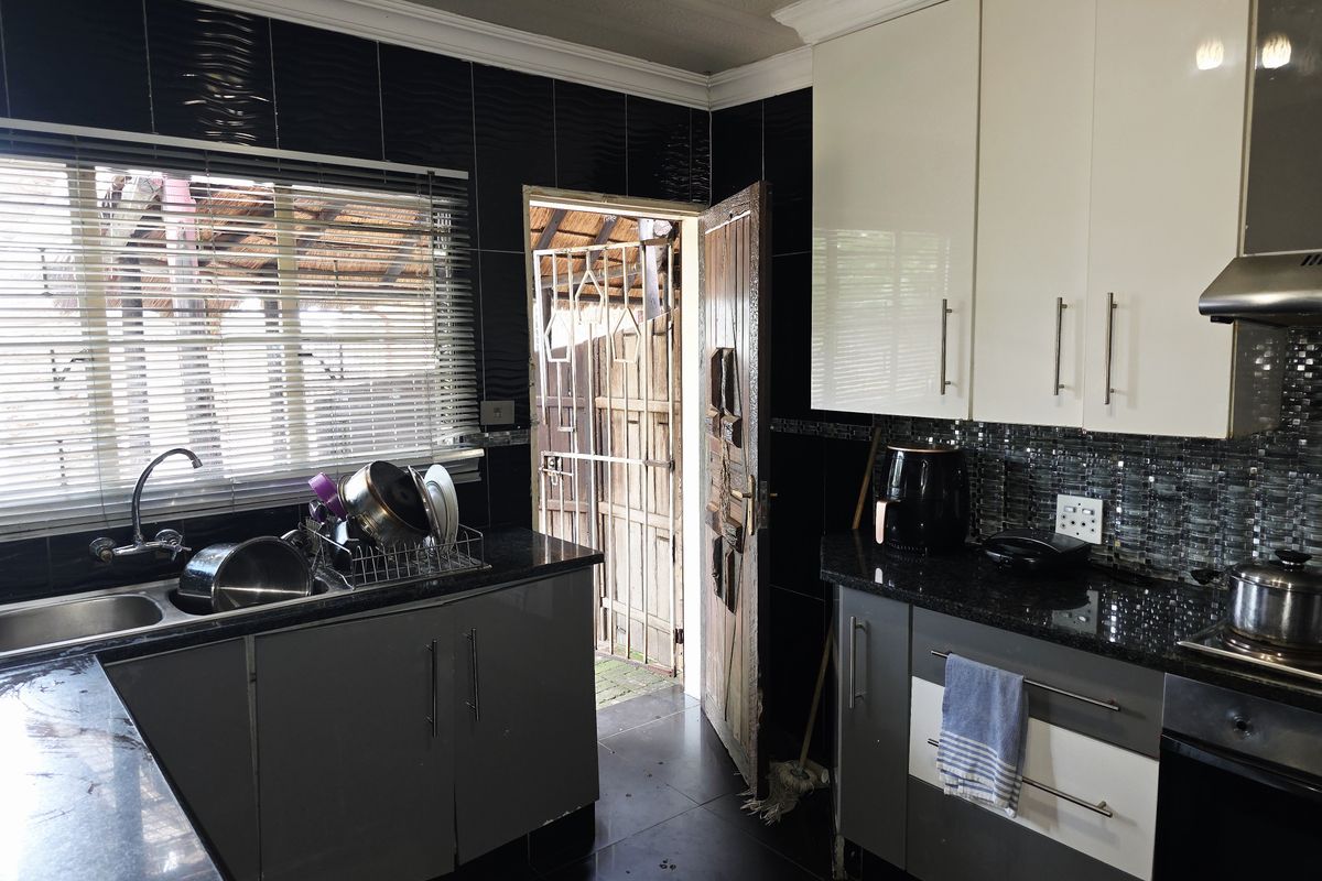 3 Bedroom Home with Flatlet, Lapa & Double Garage - Photo 4