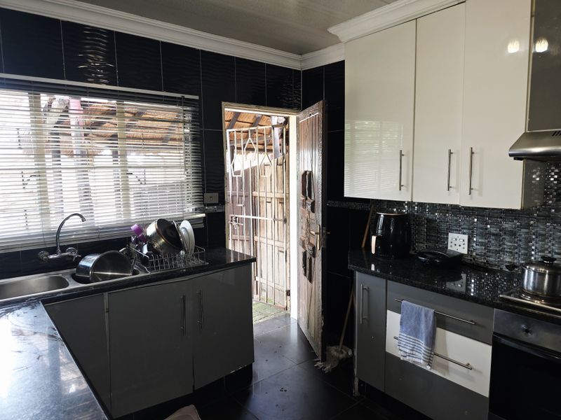 3 Bedroom Home with Flatlet, Lapa & Double Garage - Photo 4