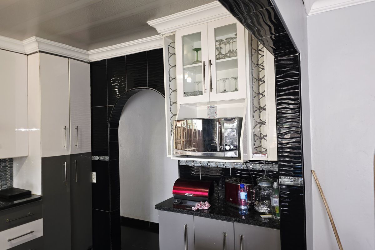 3 Bedroom Home with Flatlet, Lapa & Double Garage - Photo 5