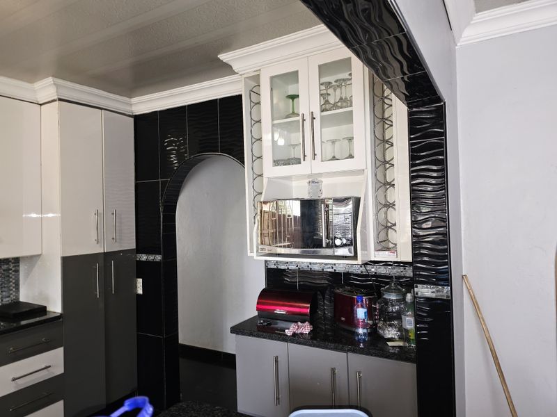 3 Bedroom Home with Flatlet, Lapa & Double Garage - Photo 5