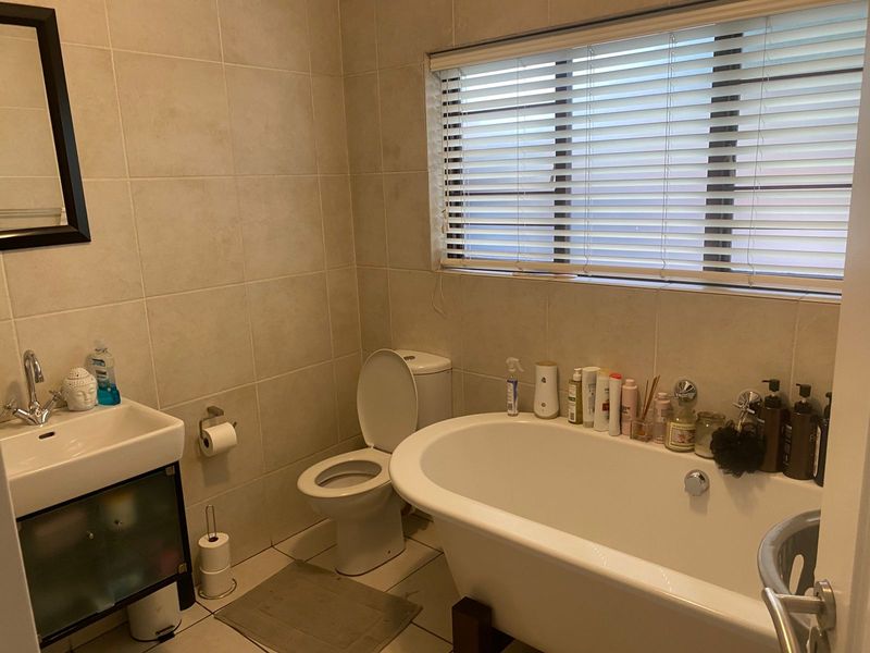 Beautiful & Spacious Ground Floor 1 Bedroom Apartment with Exceptional Lifestyle Features - Photo 8