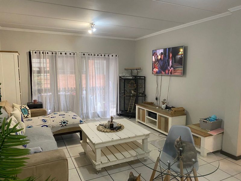 Beautiful & Spacious Ground Floor 1 Bedroom Apartment with Exceptional Lifestyle Features - Photo 3