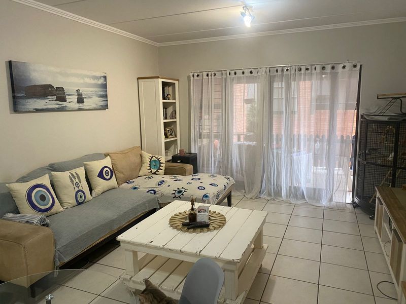 Beautiful & Spacious Ground Floor 1 Bedroom Apartment with Exceptional Lifestyle Features - Photo 2