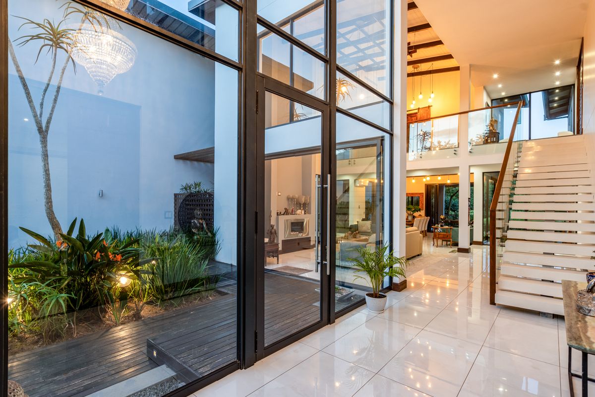 Luxury Family Residence In quiet Area - Photo 3