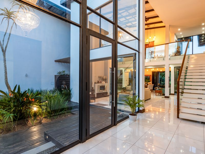 Luxury Family Residence In quiet Area - Photo 3