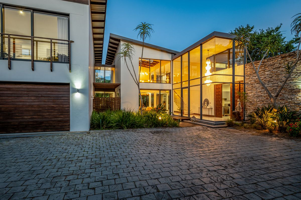 Luxury Family Residence In quiet Area - Photo 2