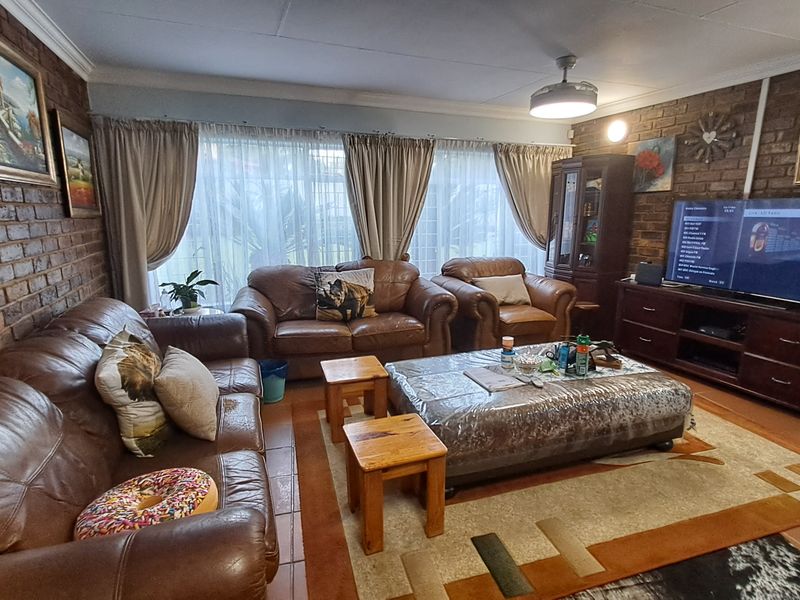 Spacious Family Home – Nature on Your Doorstep! - Photo 2