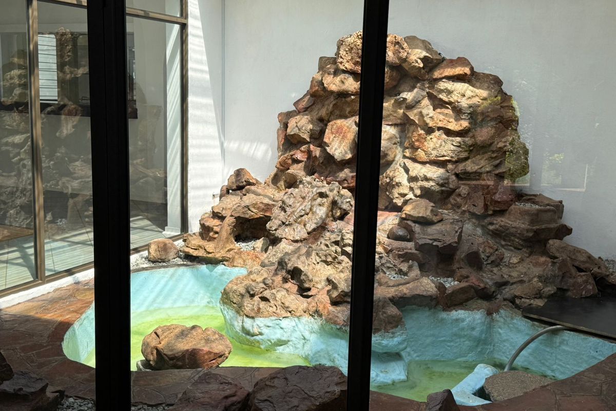 Elegant 4-Bedroom Family Home with Entertainment Spaces - Photo 5