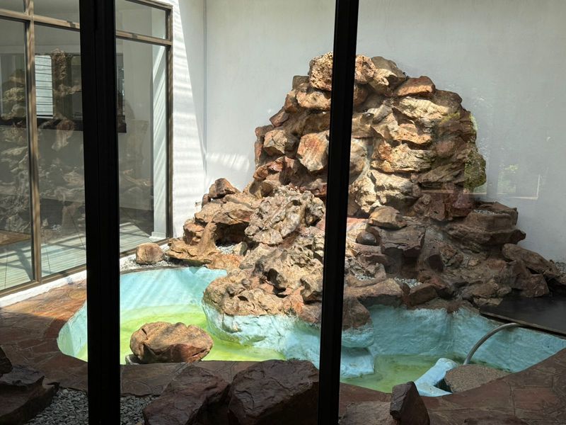 Elegant 4-Bedroom Family Home with Entertainment Spaces - Photo 5