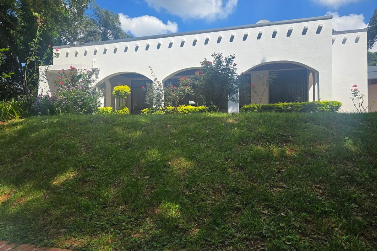 Elegant 4-Bedroom Family Home with Entertainment Spaces - Photo 2