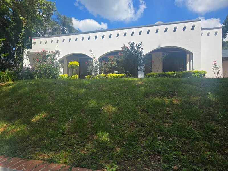 Elegant 4-Bedroom Family Home with Entertainment Spaces - Photo 2