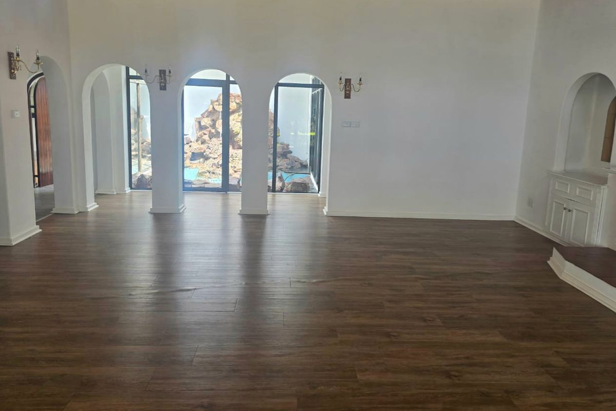 Elegant 4-Bedroom Family Home with Entertainment Spaces - Photo 4