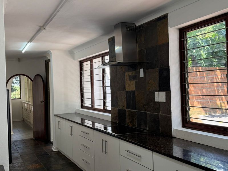 Elegant 4-Bedroom Family Home with Entertainment Spaces - Photo 7