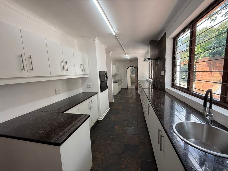 Elegant 4-Bedroom Family Home with Entertainment Spaces - Photo 6