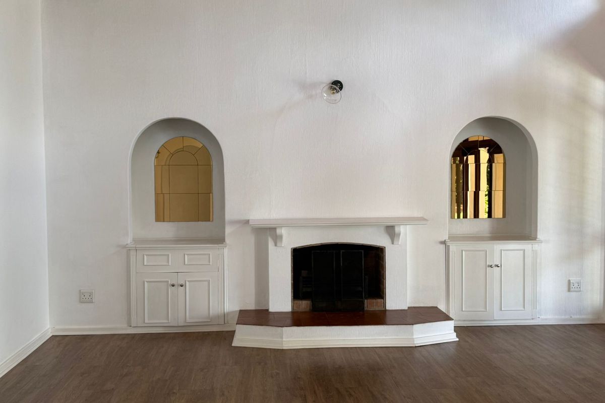 Elegant 4-Bedroom Family Home with Entertainment Spaces - Photo 3